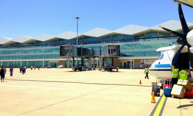مطار سير سيريتسي خاما الدولي