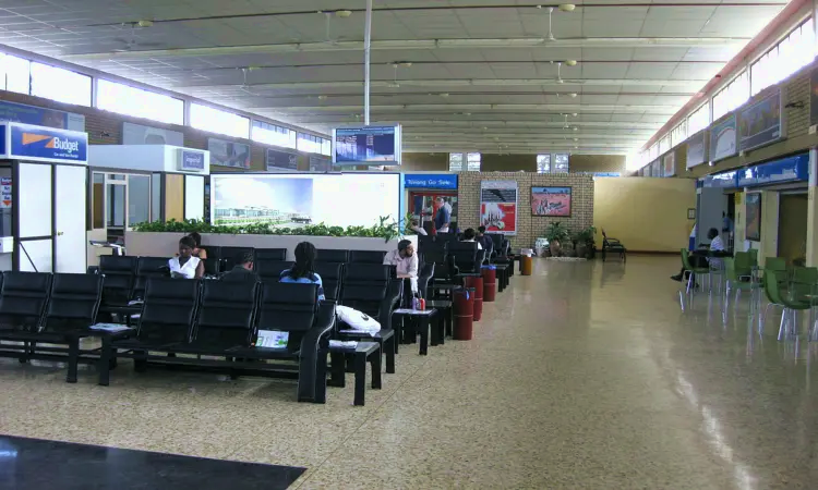 مطار سير سيريتسي خاما الدولي