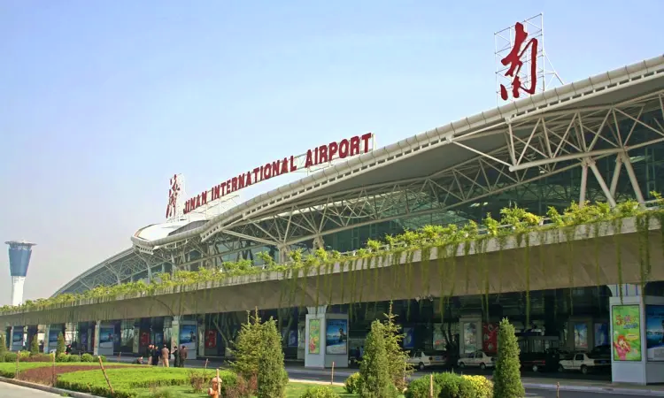 مطار جينان ياوكيانغ الدولي