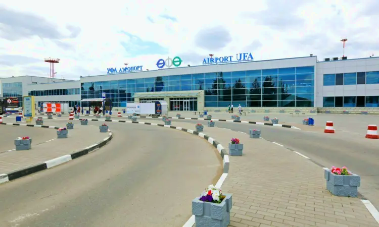 De internationale luchthaven van Oefa